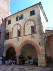 Xtrallusion photo library of independent, self-guided walking and sightseeing holidays in Italy. Pictures, images, photos and photographs taken along the way of this 1-day walking itinerary, to give you a visual impression of the day's walk.